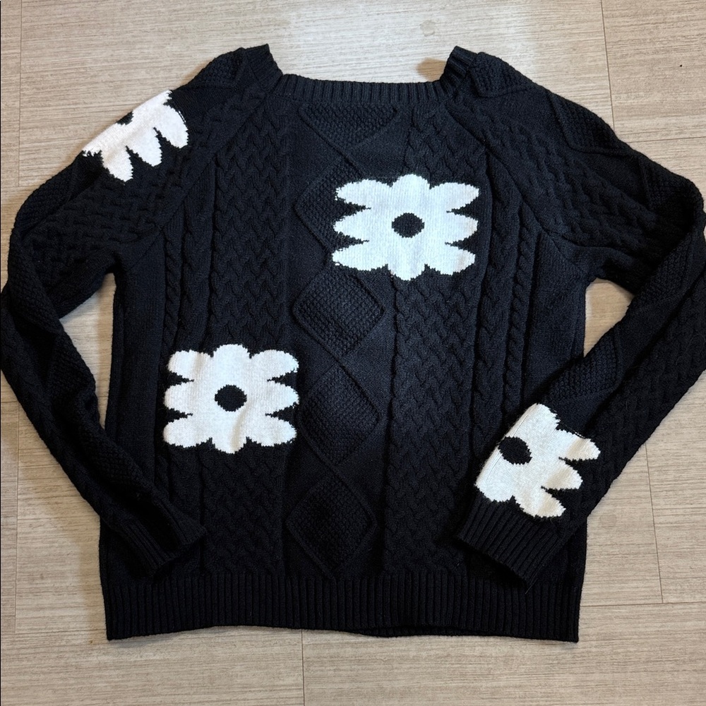 Women’s Black and White Floral Women's Sweater Size Medium - Picture 4 of 4